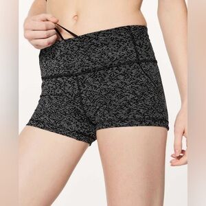 Lululemon Quick Pace Short (2.5") in Soundwave White Black / Black
